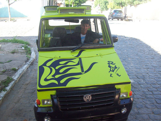 Un cersetor si-a facut masina din gunoaie in 4 ani de zile. FOTO