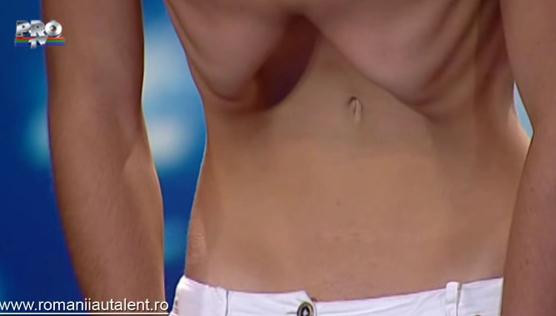 Uite cum danseaza din muschii abdominali pe muzica