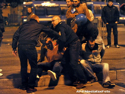 Meciul Polonia-Lituania: Politist injunghiat, 12 suporteri arestati. VIDEO