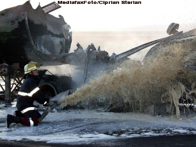 Accident exploziv pe o autostrada din SUA. 30 de tone de motorina au bubuit