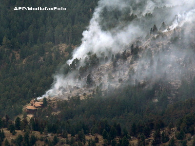 Un elicopter MAI a aruncat aproape 90.000 de litri de apa peste focarele din Munţii Şureanu