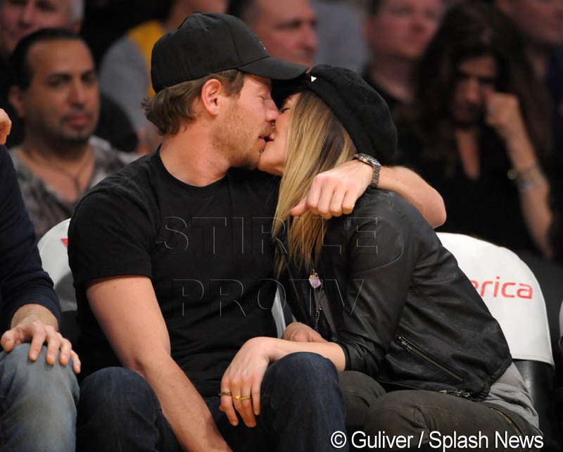 Drew Barrymore si-a scos la sarutat iubitul cel nou. Duble fara numar
