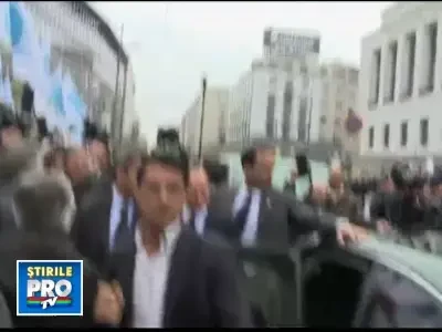 Silvio Berlusconi a fost ovationat ca un star, la intrarea in tribunal