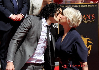 Sarutul ce invinge timpul. Helen Mirren (65 de ani) cu Russell Brand (35)