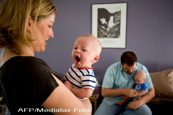 Statul ii obliga pe asistentii maternali sa ingrijeasca mai multi copii, pe salarii de mizerie