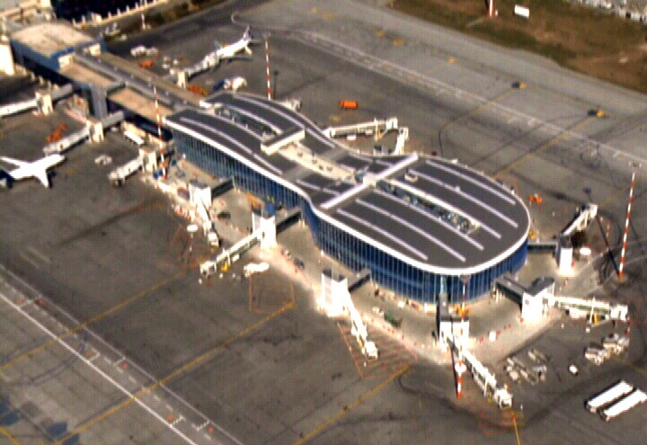 Imagini din elicopter. Terminalul "vioara" de la Otopeni a fost inaugurat