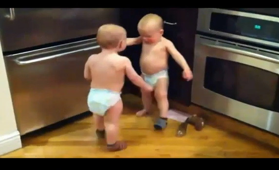 S-a inventat limba gemenilor. Cel mai funny VIDEO cu bebelusi