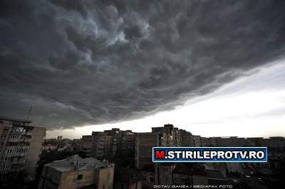 Dezastrul lasat in urma de nici 10 minute de furtuna: case fara acoperisuri, copaci si stalpi cazuti