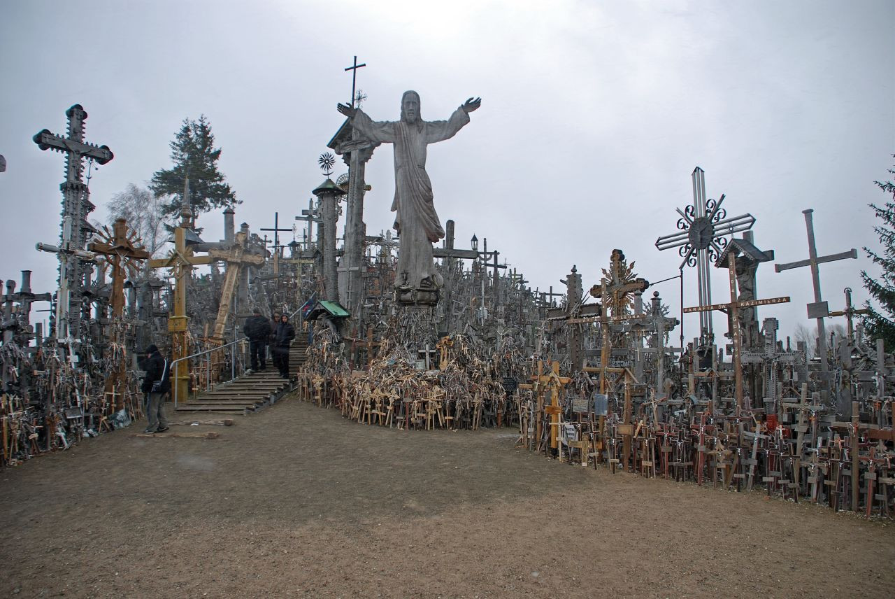 Dealul Crucilor. Vezi ce fac oamenii pentru noroc. FOTO spectaculoase