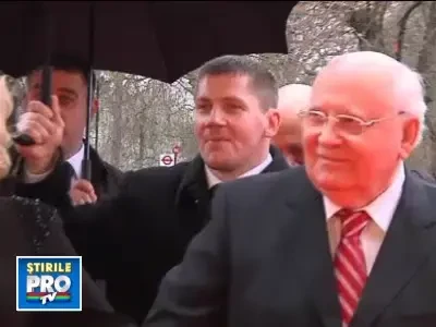 Cu sfarcul la vedere. Milla Jovovich a gafat la ziua lui Gorbaciov