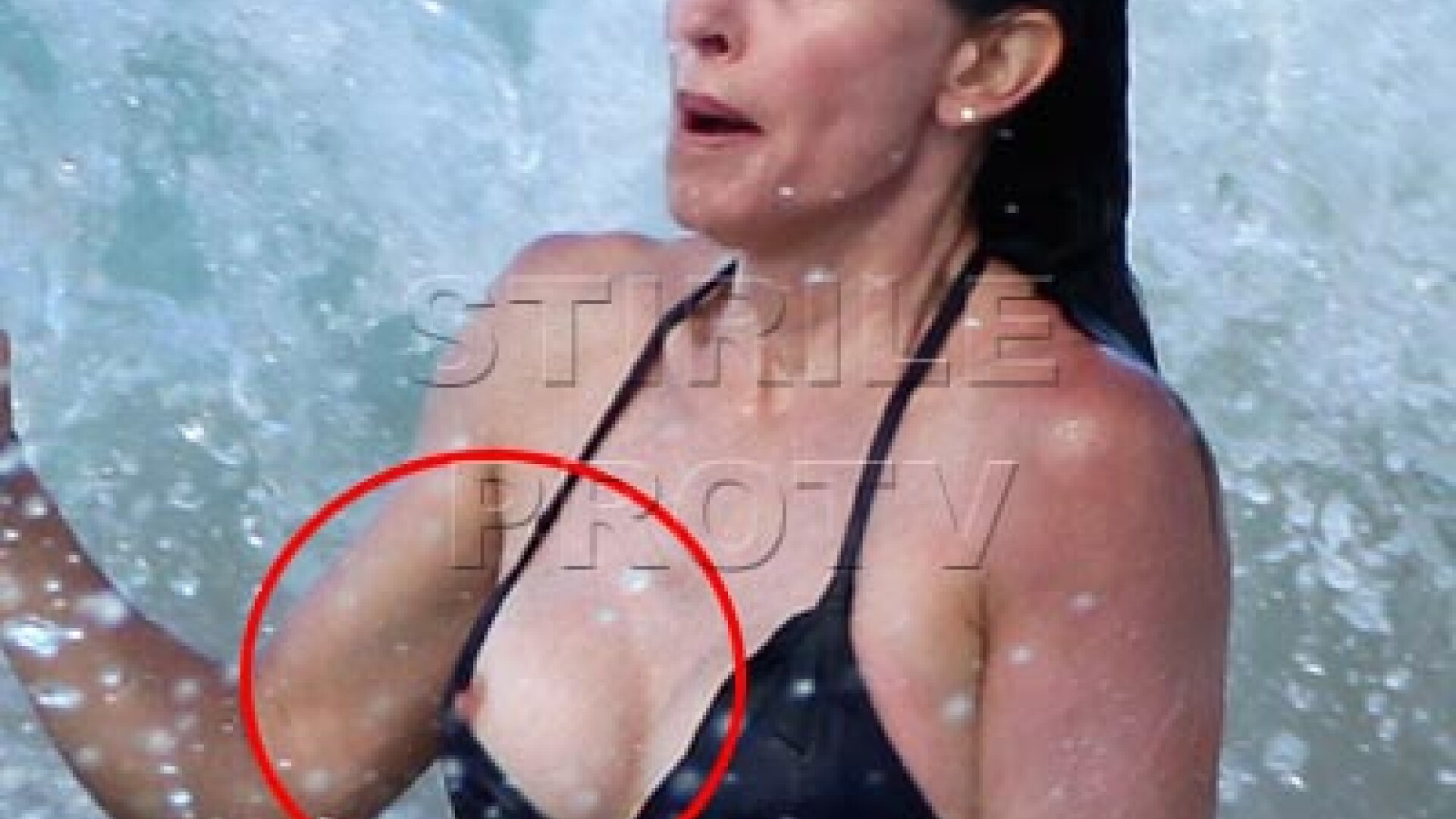 Courteney Cox a ramas cu sanul pe afara. FOTO