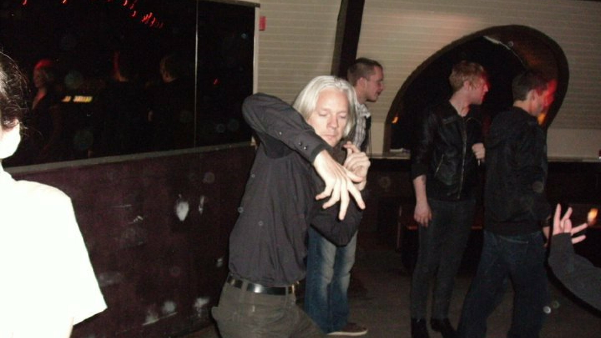 VIDEO. Julian Assange, fondatorul WikiLeaks, asa cum rar il vezi