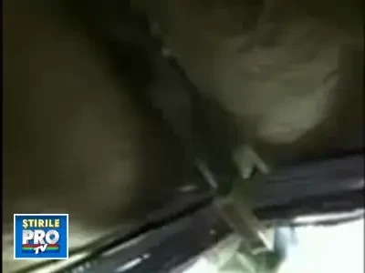 VIDEO. Avionul groazei: a aparut o gaura in plafon de 2 m. Se vedea cerul