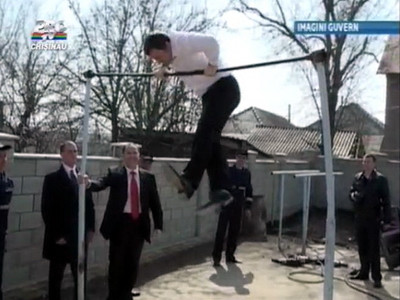 VIDEO. Premierul moldovean Vlad Filat a facut exercitii la bara. Esec total
