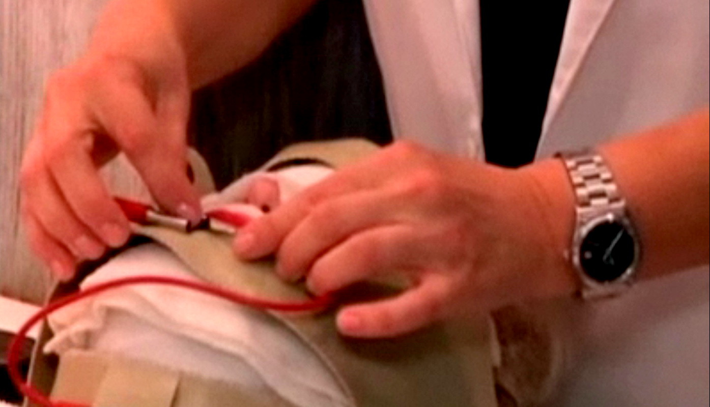 Ultima fita in materie de cosmetica faciala: masca electrica