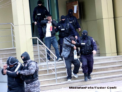 Sotia unui diplomat din Congo, prinsa in flagrant cu tigari de contrabanda la Vama Moravita