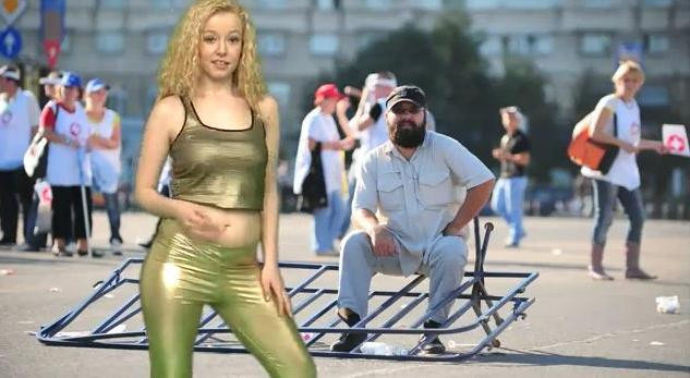 Alarma “propovaduieste” sfarsitul crizei, cu 1Q Sapro si Ramona Hanganu