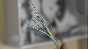 Cum a reusit o bunica de 75 de ani sa lase trei tari fara net