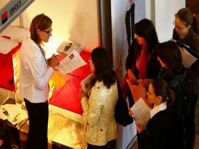 Angajatorii cauta tineri pentru prima slujba. Toti se viseaza sefi din prima