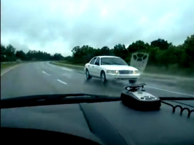 VIDEO. Un sofer merge cu 80 km/h cu spatele, pe autostrada