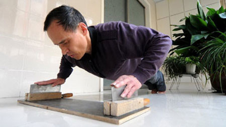 Vrea in Guiness Book. Face 4.000 de flotari pe lame ascutite de cutit