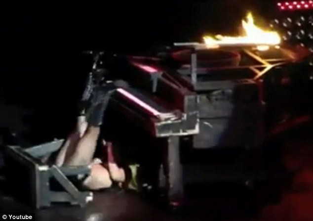 Inevitabilul s-a produs. Lady GaGa a cazut pe scena. VIDEO