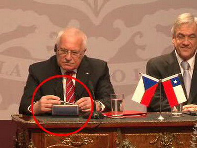 Uite-l cum fura! Presedintele Cehiei, filmat cand baga un stilou in buzunar