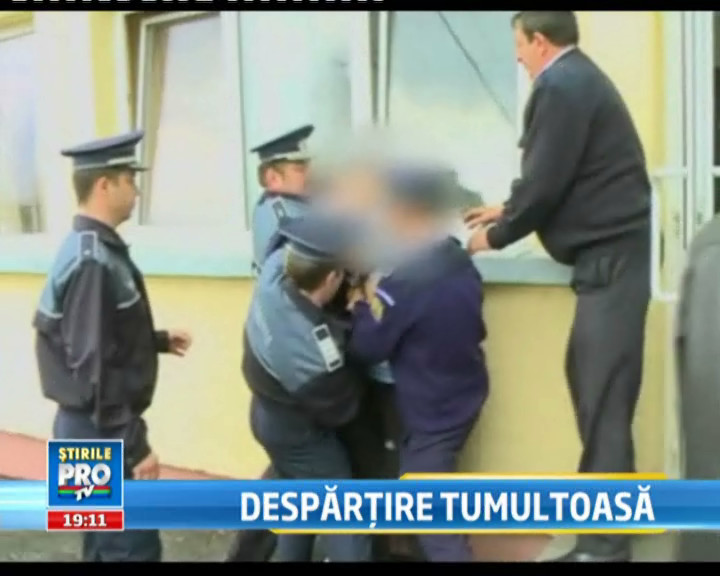 Circ la aeroport. Si-a urmarit iubita si a vrut sa ii fure biletul de avion