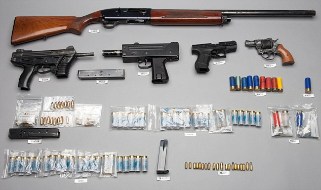 Un hobby ciudat: fabrica arme si munitie in boxa blocului. Barbatul din Timisoara, retinut