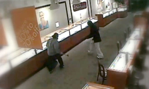 VIDEO. Cei mai "penali" hoti. S-au chinuit sa sparga o vitrina. La propriu