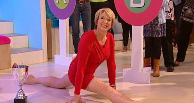 La 53 de ani face un spagat perfect. FOTO