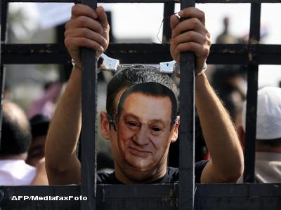 Dictatorul Hosni Mubarak si cei doi fii sai au ajuns in detentie