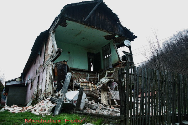 Dezastru intr-un bloc social din Baia Mare. S-a prabusit acoperisul