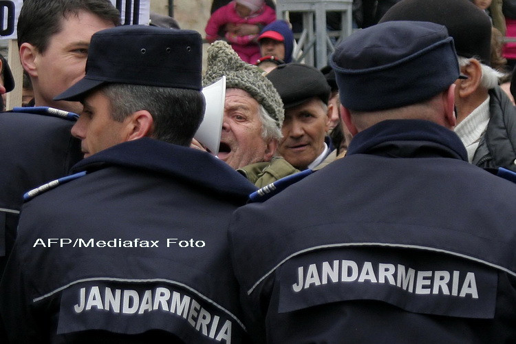 Angajatii de la Arpechim au protestat ajutati de jandarmi