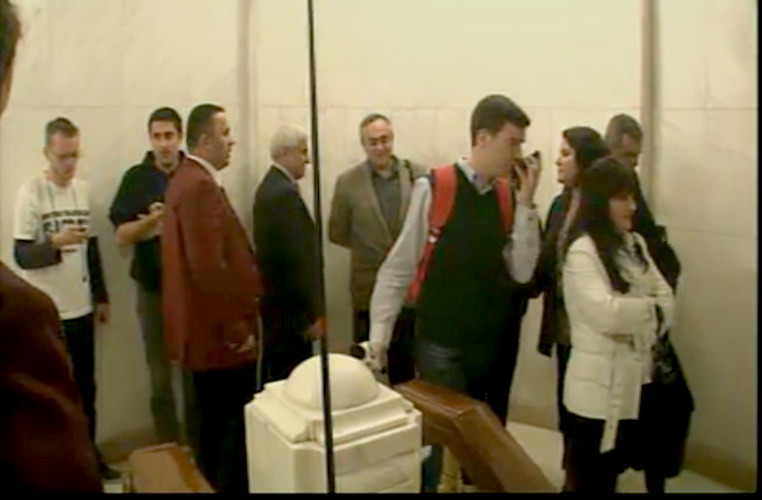 Incident in Parlament. Mai multe persoane, oprite sa asiste la sedinta