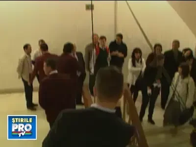 Incident in Parlament. Mai multe persoane, oprite sa asiste la sedinta