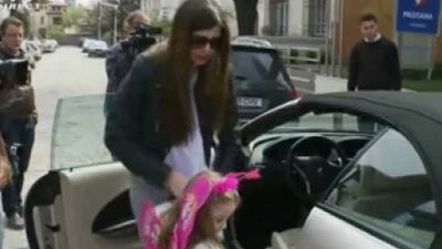 Monica s-a intors in tara. A fost asteptata la aeroport de fiica sa