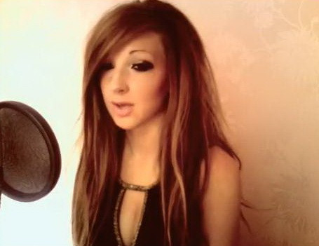 Prizoniera fricii, inchisa de 2 ani in casa. Vocea ei face senzatie pe net