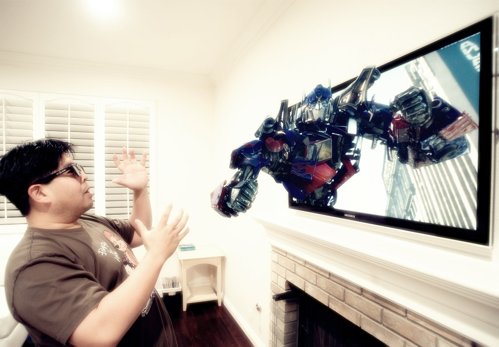 2.000 de romani au televizor 3D in casa si 2.000 de euro mai putin in cont