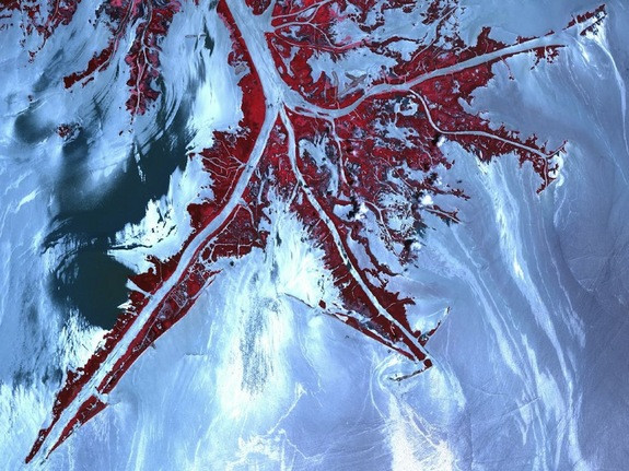 "Pamantul insangerat". Vezi cum arăta pata de petrol vazuta din spatiu