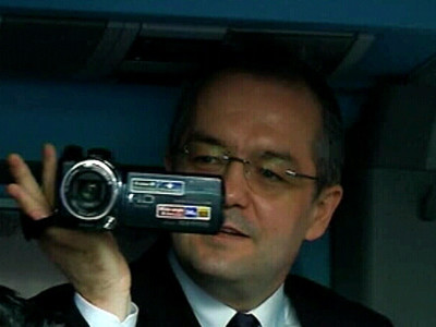 Emil Boc a intrat in pielea jurnalistilor. Premierul care te filmeaza