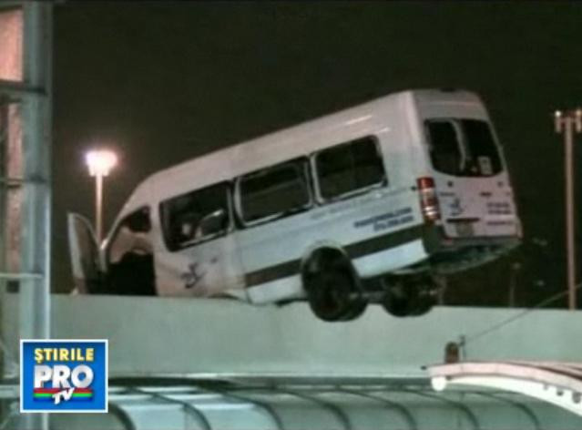 GROAZA. O tornada a facut ravagii pe un aeroport plin de pasageri. VIDEO