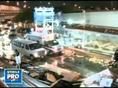 GROAZA. O tornada a facut ravagii pe un aeroport plin de pasageri. VIDEO