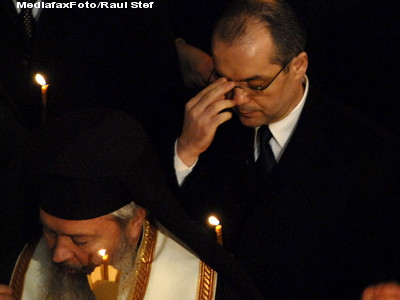 Premierul Emil Boc: "Nicaieri Pastele nu poate fi mai frumos decat acasa"