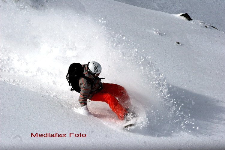 Pastele, la 2.000 de metri. Sute de oameni petrec in varful muntelui
