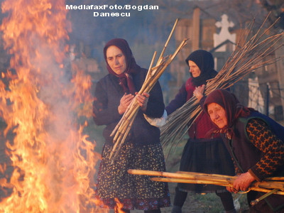 Obiceiuri aparte de Paste. In Nord se duce mancare si Lumina la cimitir