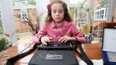 Are 10 ani,e nevazatoare si cea mai tanara angajata in Parlamentul European