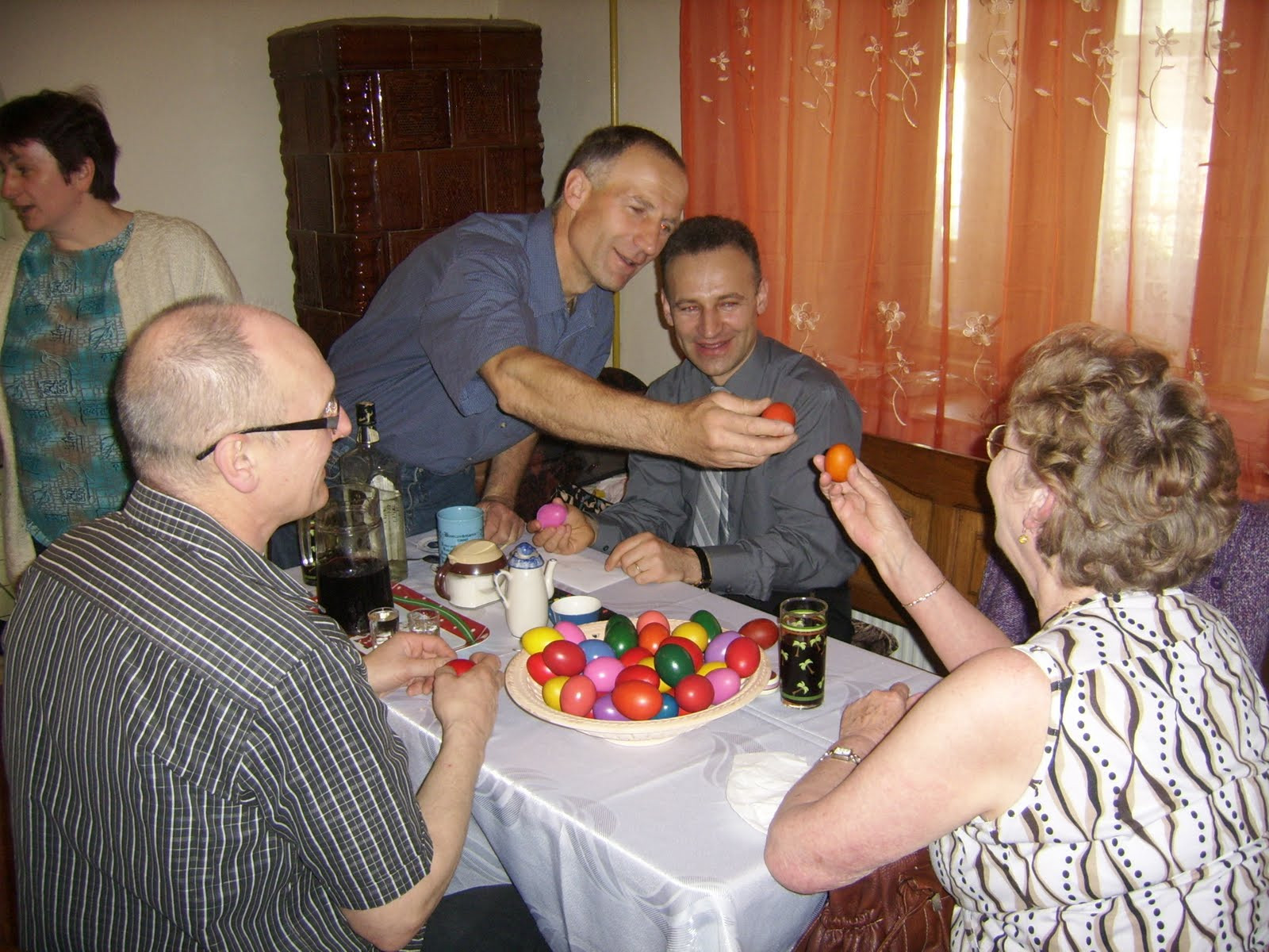 Tuica & pasca rules! Cum au petrecut strainii veniti de Paste in Romania