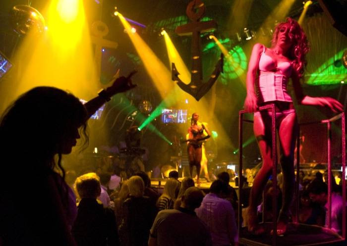 Ce i-a luat de 8 Martie o olteanca unei studente bihorence, intr-un club timisorean: poseta