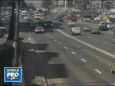 Performanta demna de un instructor auto: a lovit 3 masini si un semafor